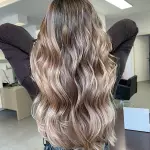 Foto di donna con capelli lunghi biondo chiaro cenere