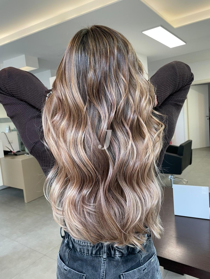 Foto di donna con capelli lunghi biondo chiaro cenere