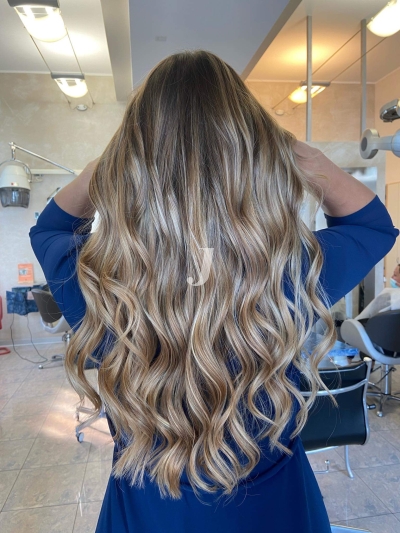 Foto di donna con capelli lunghi biondo chiaro cenere