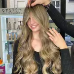Foto di donna con capelli lunghi biondo chiaro cenere