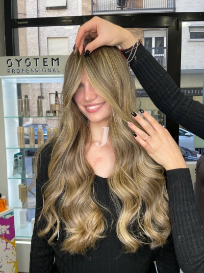 Foto di donna con capelli lunghi biondo chiaro cenere