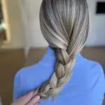 Foto di donna con capelli lunghi biondo chiaro cenere