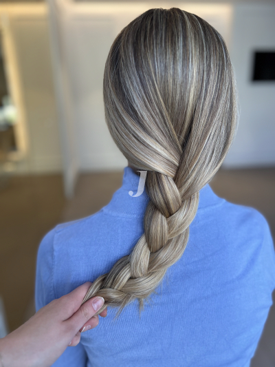 Foto di donna con capelli lunghi biondo chiaro cenere