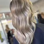 Foto di donna con capelli lunghi biondo chiaro cenere