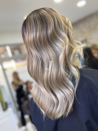 Foto di donna con capelli lunghi biondo chiaro cenere