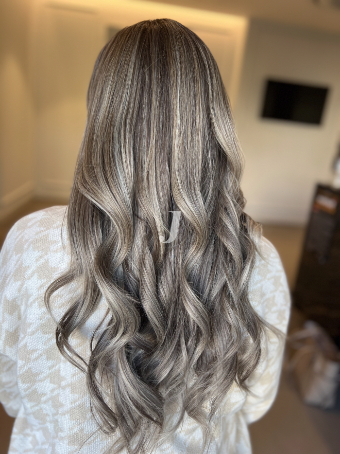 Foto di donna con capelli lunghi biondo chiaro cenere