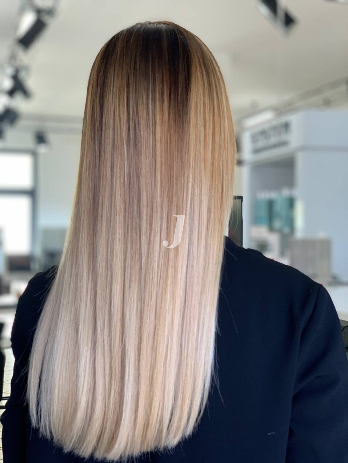 Foto di donna con capelli lunghi biondo chiaro cenere