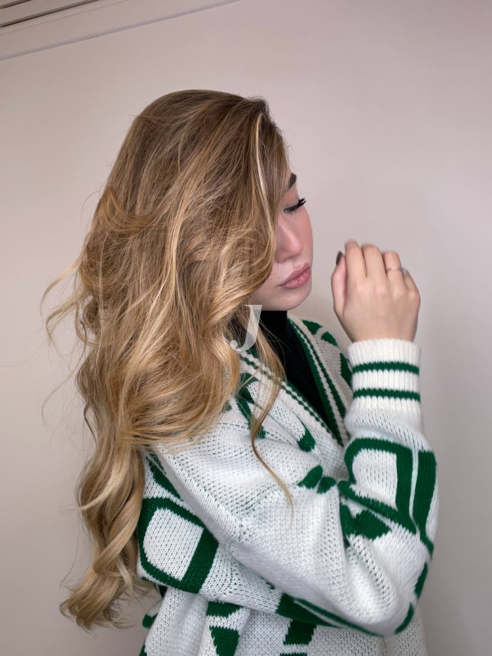 Foto di donna con capelli lunghi biondo chiaro perla