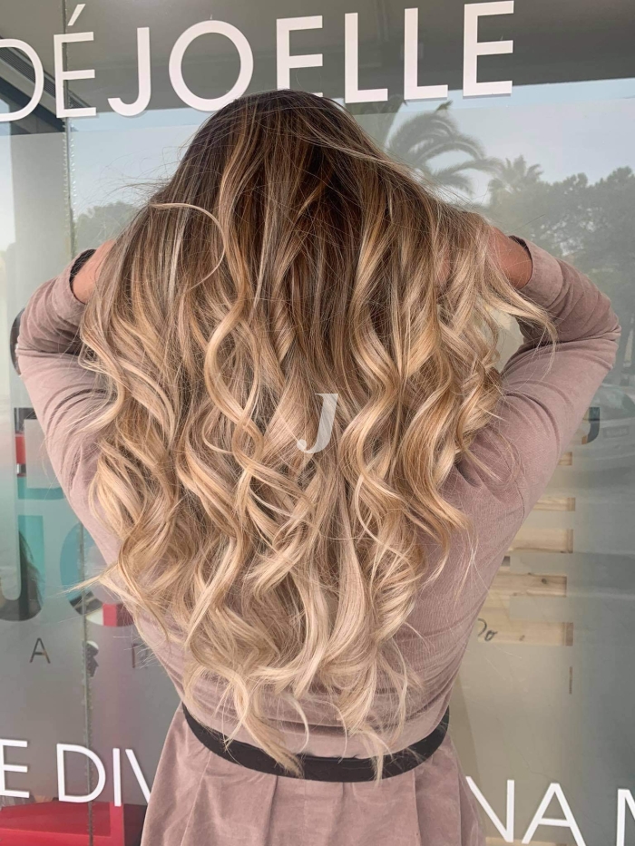 Foto di donna con capelli lunghi biondo chiaro perla