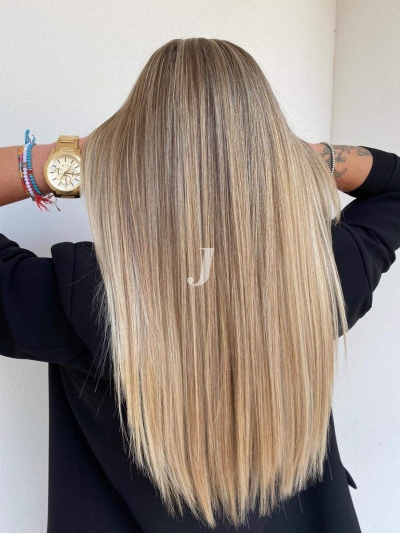 Foto di donna con capelli lunghi biondo chiaro perla