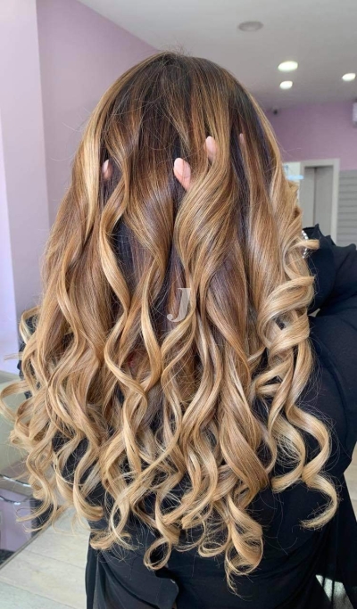 Foto di donna con capelli lunghi biondo chiaro perla