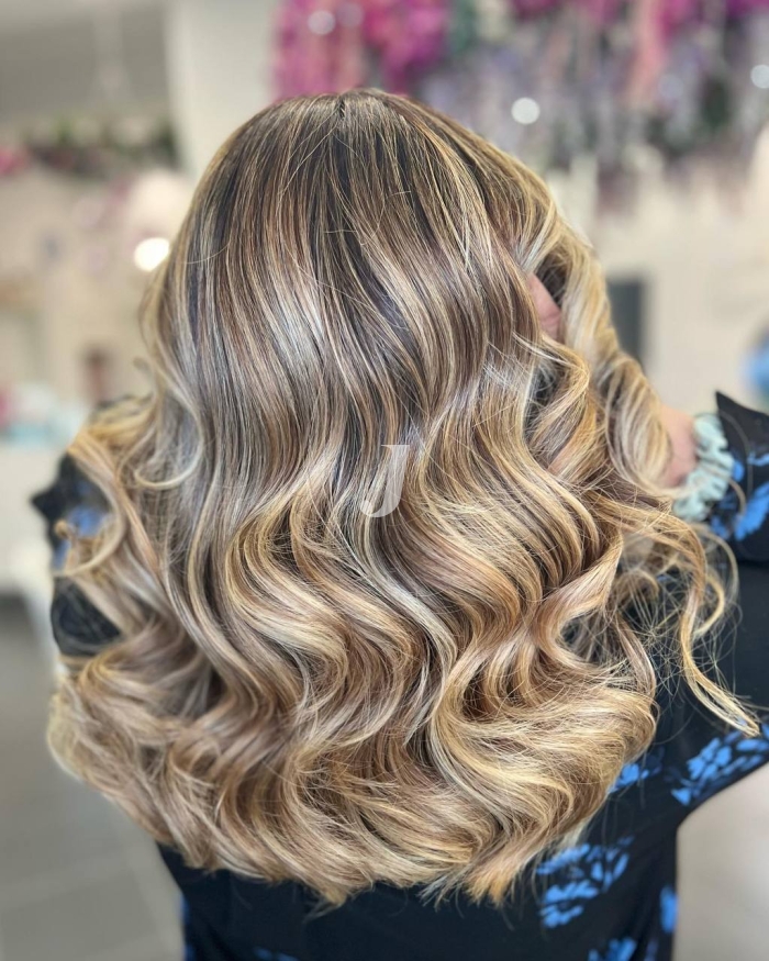 Foto di donna con capelli lunghi biondo chiaro perla