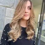 Foto di donna con capelli lunghi biondo chiaro perla