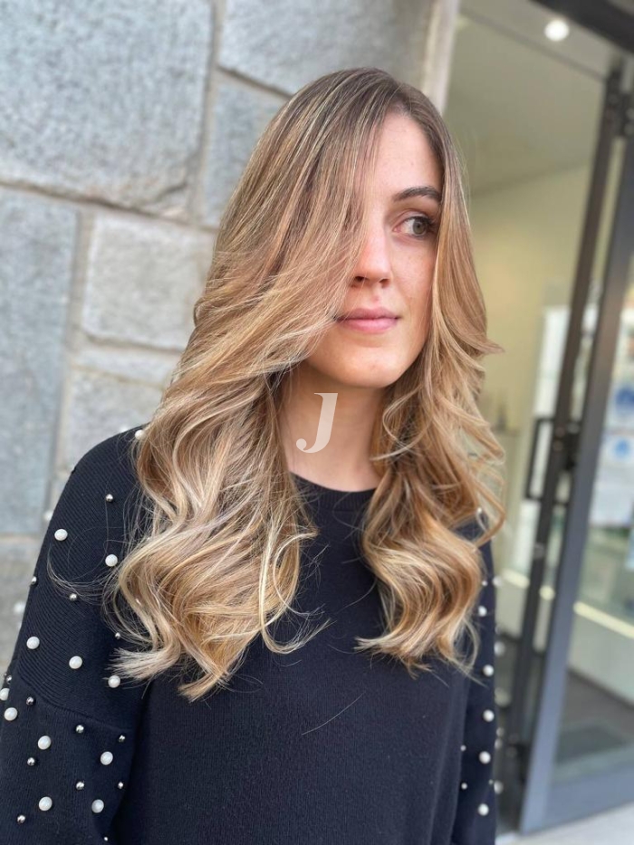 Foto di donna con capelli lunghi biondo chiaro perla