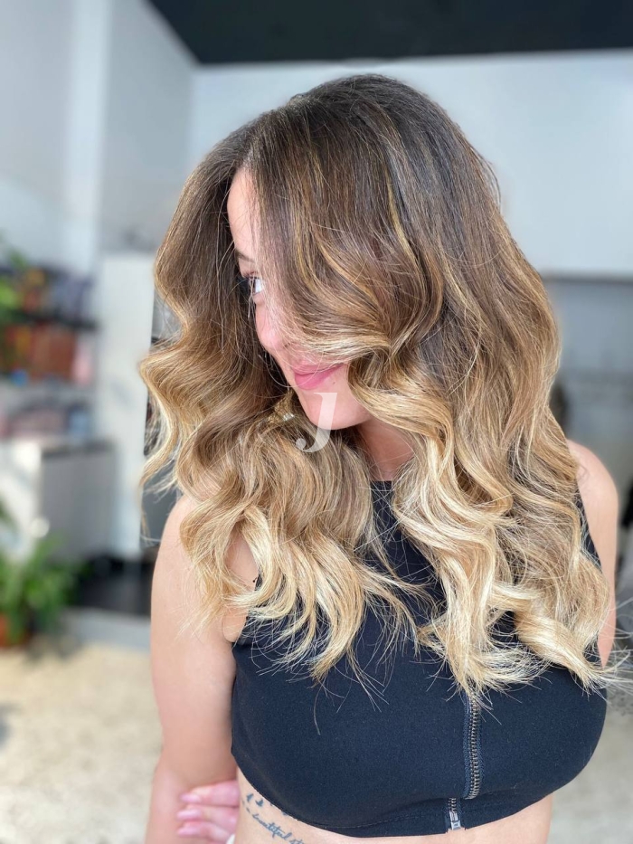 Foto di donna con capelli lunghi biondo chiaro perla