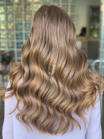 Foto di donna con capelli lunghi biondo chiaro perla