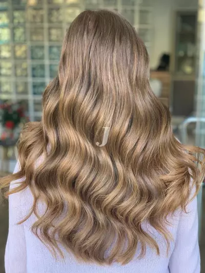 Foto di donna con capelli lunghi biondo chiaro perla