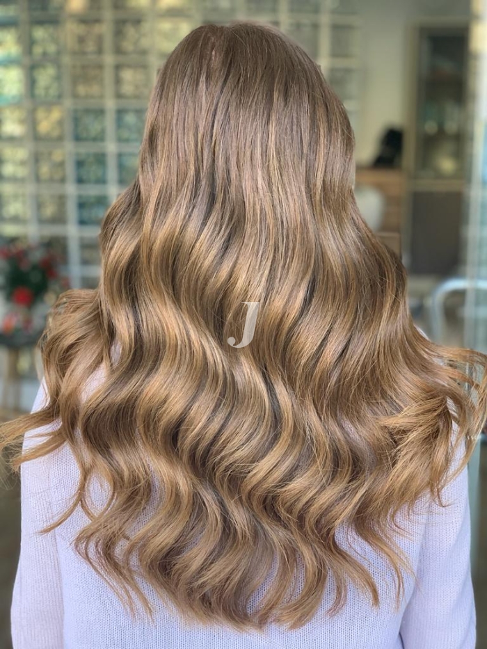 Foto di donna con capelli lunghi biondo chiaro perla