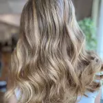 Foto di donna con capelli lunghi biondo chiaro perla