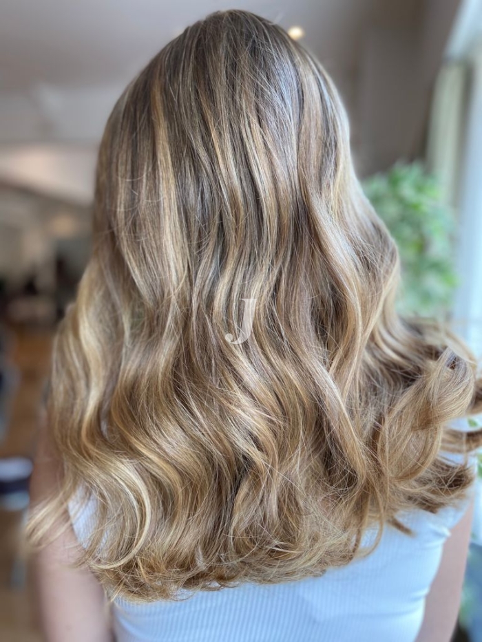 Foto di donna con capelli lunghi biondo chiaro perla