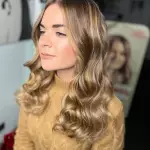 Foto di donna con capelli lunghi biondo chiaro perla