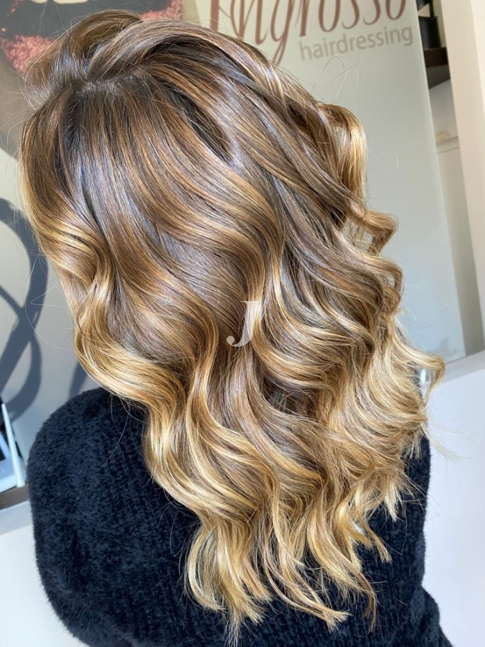 Foto di donna con capelli lunghi biondo chiaro perla