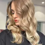 Foto di donna con capelli lunghi biondo chiaro perla