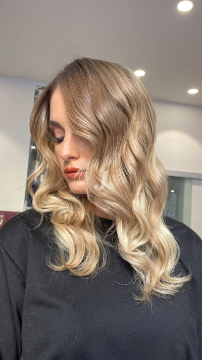 Foto di donna con capelli lunghi biondo chiaro perla