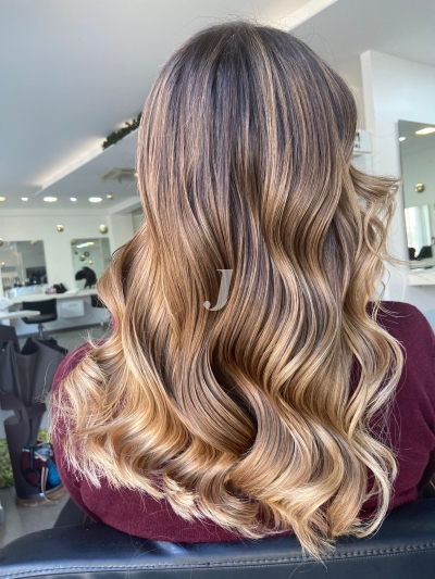 Foto di donna con capelli lunghi biondo chiaro perla