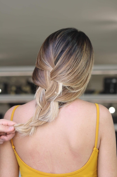 Foto di donna con capelli lunghi biondo chiaro perla