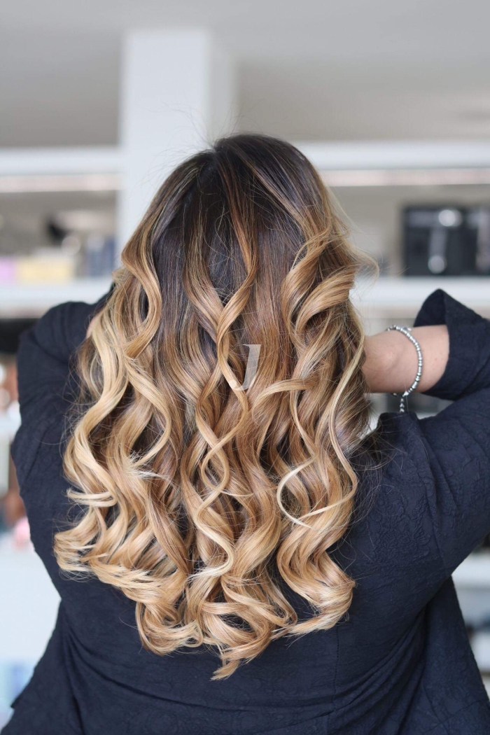 Foto di donna con capelli lunghi biondo chiaro perla