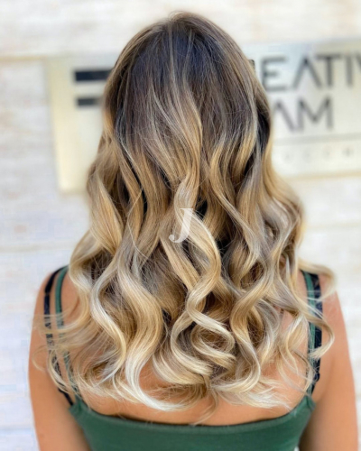 Foto di donna con capelli lunghi biondo chiaro perla