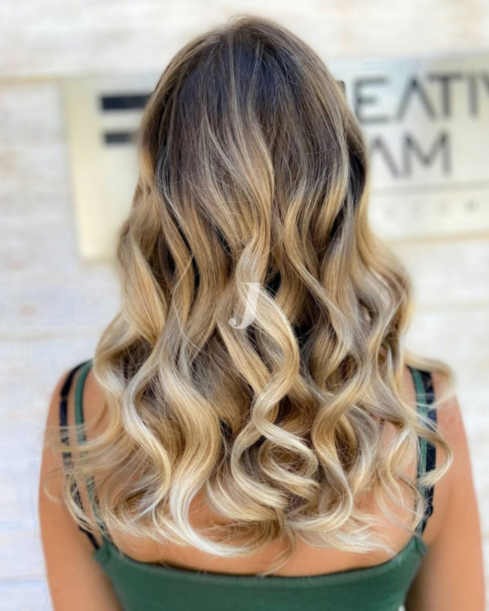 Foto di donna con capelli lunghi biondo chiaro perla