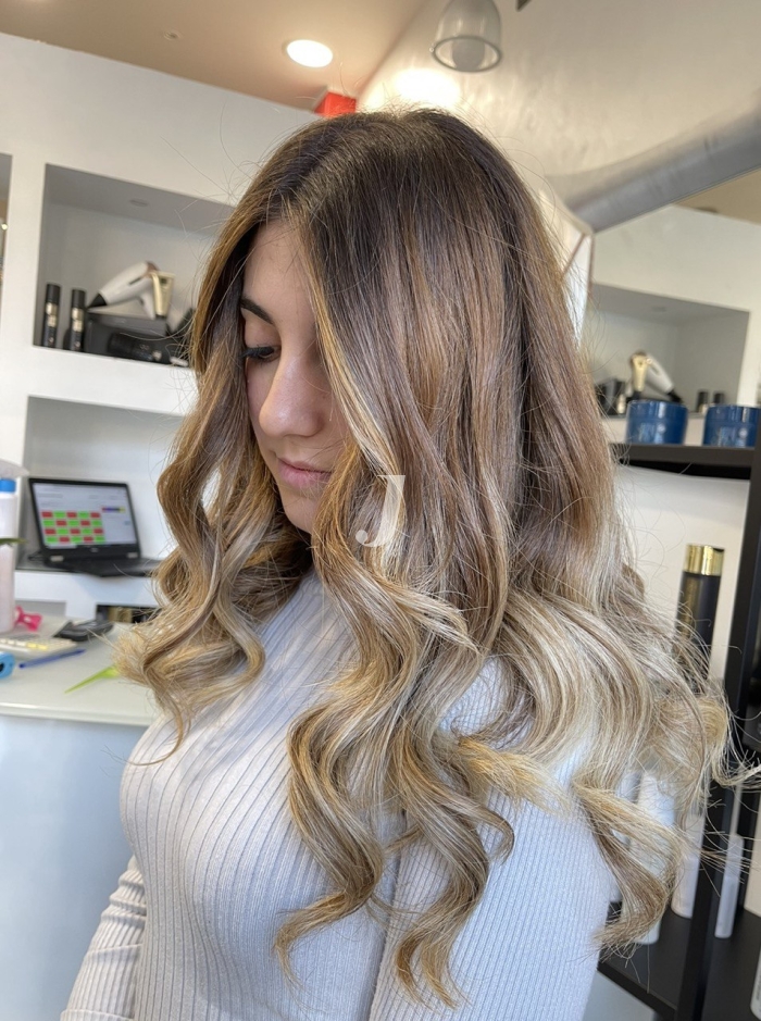 Foto di donna con capelli lunghi biondo chiaro perla