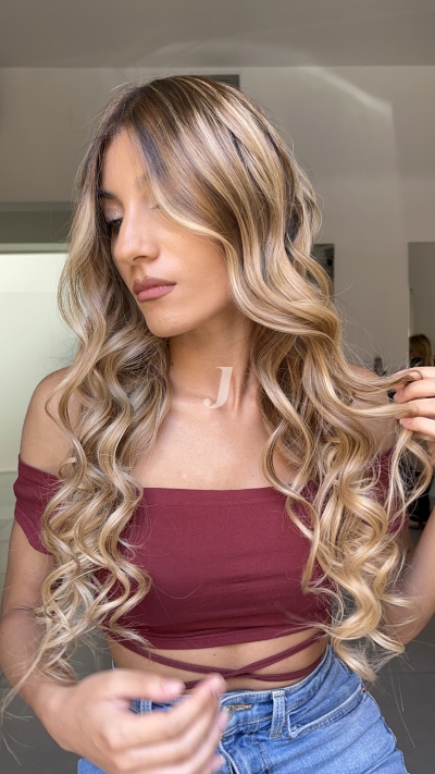 Foto di donna con capelli lunghi biondo chiaro perla