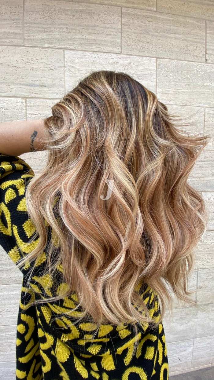 Foto di donna con capelli lunghi biondo chiaro perla