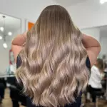 Foto di donna con capelli lunghi biondo chiaro perla