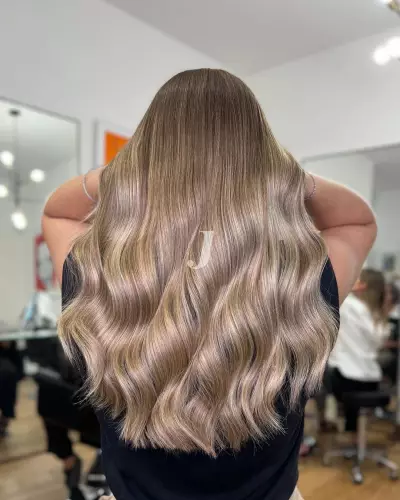 Foto di donna con capelli lunghi biondo chiaro perla