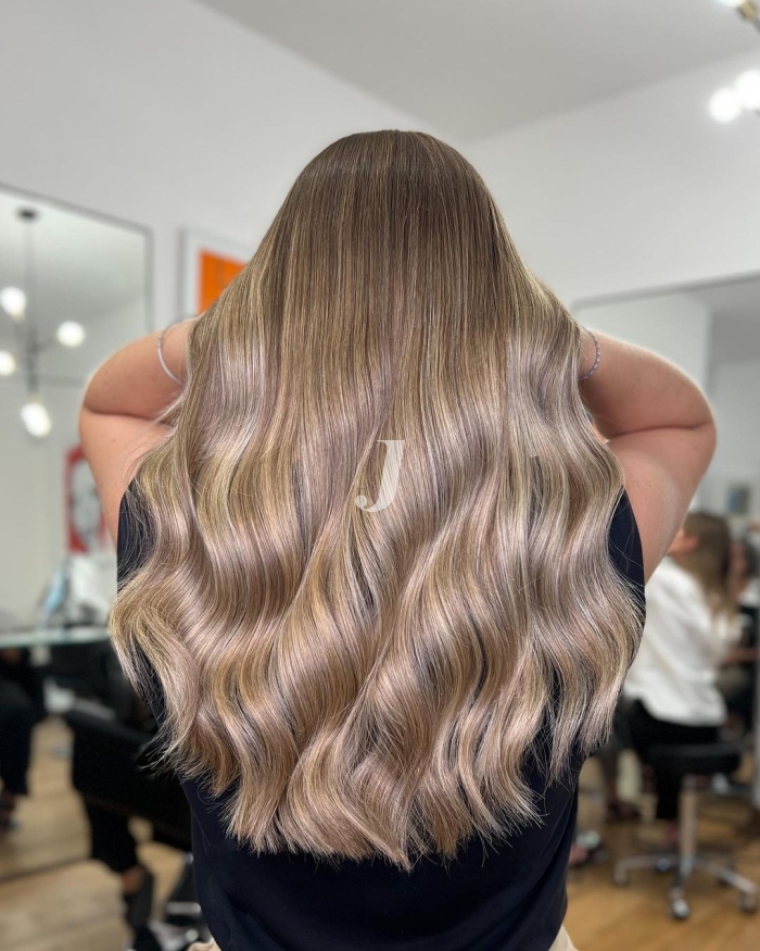 Foto di donna con capelli lunghi biondo chiaro perla