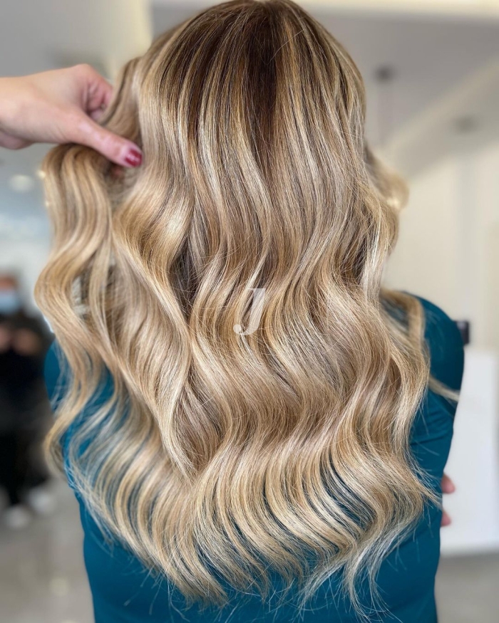 Foto di donna con capelli lunghi biondo chiaro perla