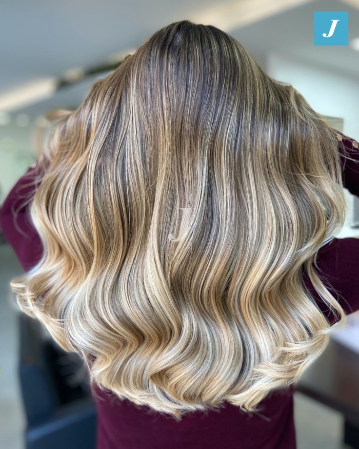 Foto di donna con capelli lunghi biondo chiaro perla