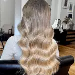 Foto di donna con capelli lunghi biondo chiaro perla