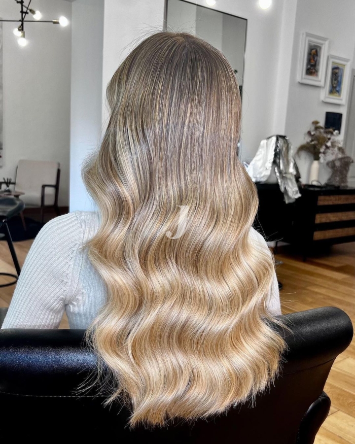 Foto di donna con capelli lunghi biondo chiaro perla