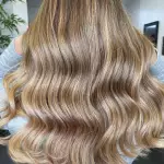 Foto di donna con capelli lunghi biondo chiaro perla