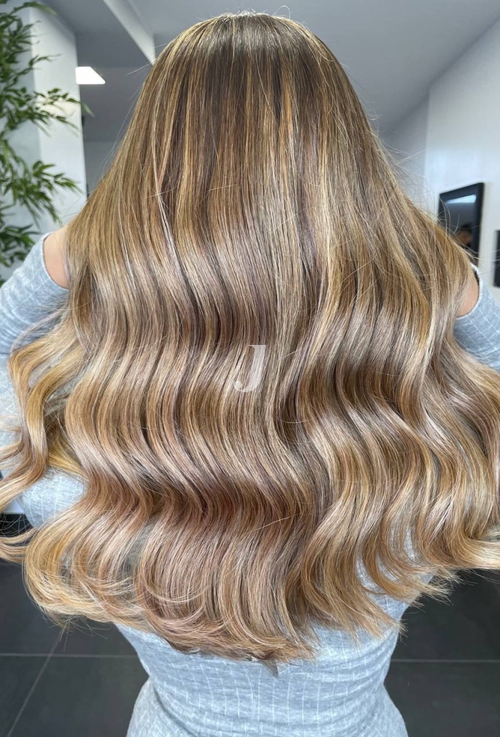 Foto di donna con capelli lunghi biondo chiaro perla