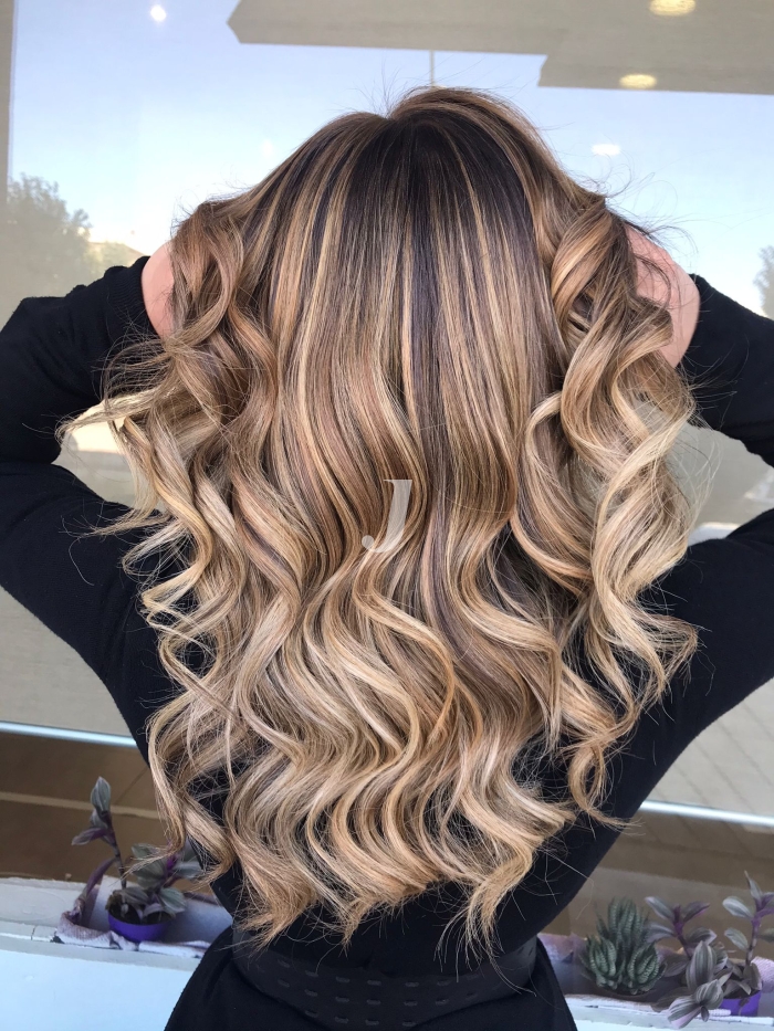 Foto di donna con capelli lunghi biondo chiaro perla