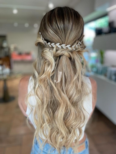 Foto di donna con capelli lunghi biondo chiaro perla