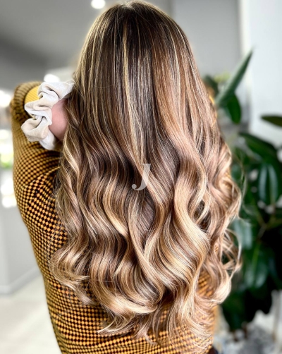 Foto di donna con capelli lunghi biondo chiaro perla