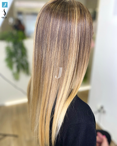 Foto di donna con capelli lunghi biondo chiaro perla