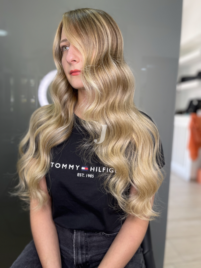 Foto di donna con capelli lunghi biondo chiaro perla